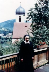 Schwester Paulana vor der Liebfrauenkirche in Bühlertal